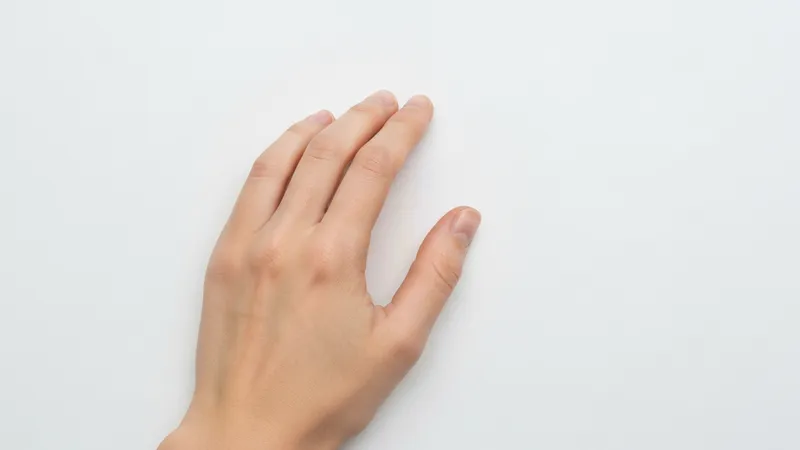 Bague saphir moderne avec design minimaliste